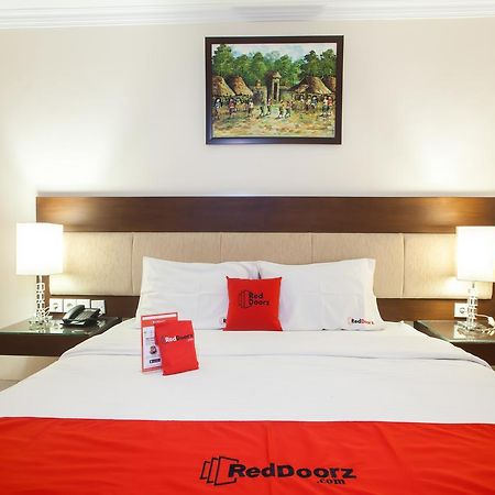 RedDoorz Premium @ Raya Nginden Hotel Wonocolo Bagian luar foto