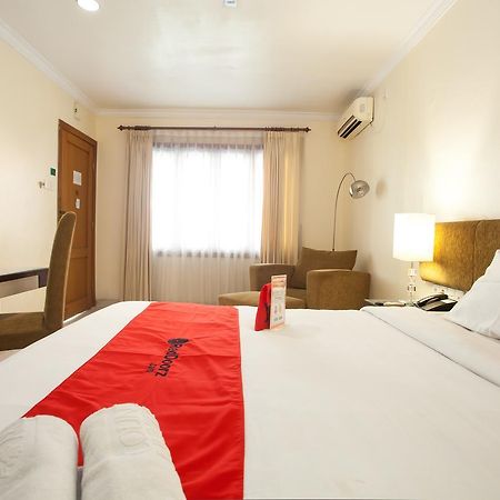 RedDoorz Premium @ Raya Nginden Hotel Wonocolo Bagian luar foto
