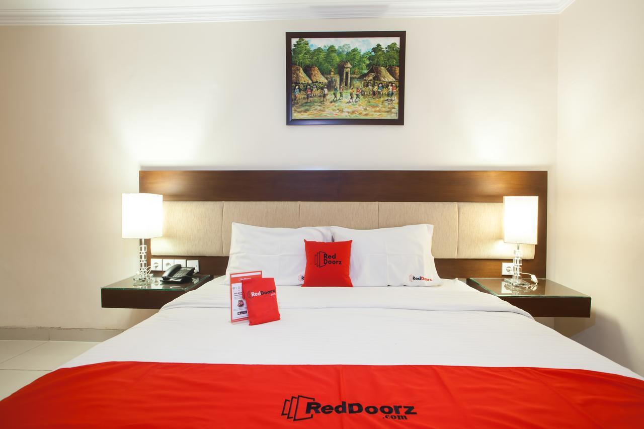 RedDoorz Premium @ Raya Nginden Hotel Wonocolo Bagian luar foto