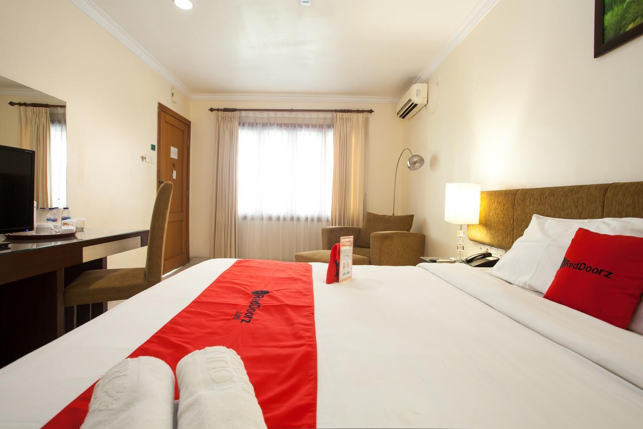 RedDoorz Premium @ Raya Nginden Hotel Wonocolo Bagian luar foto