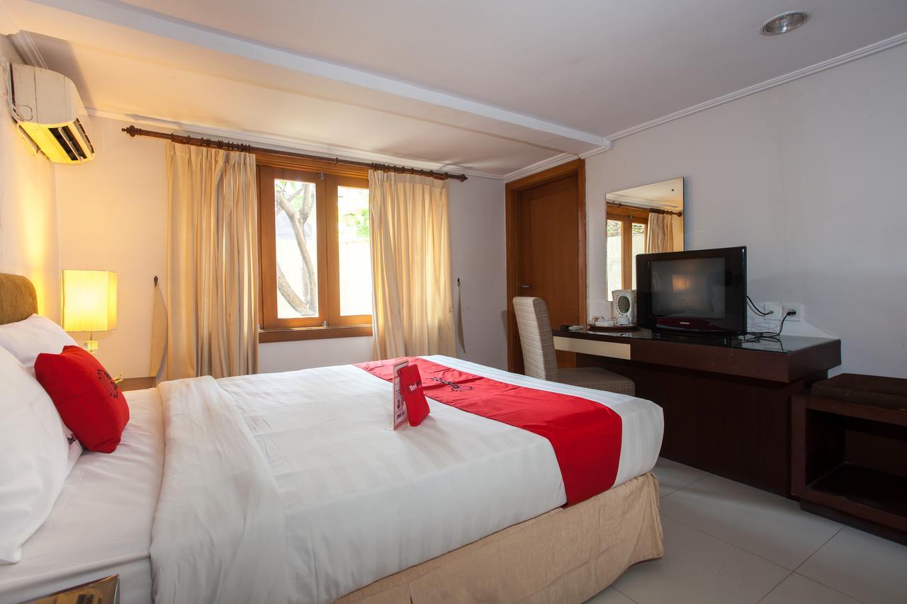 RedDoorz Premium @ Raya Nginden Hotel Wonocolo Bagian luar foto