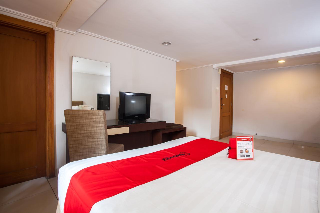 RedDoorz Premium @ Raya Nginden Hotel Wonocolo Bagian luar foto