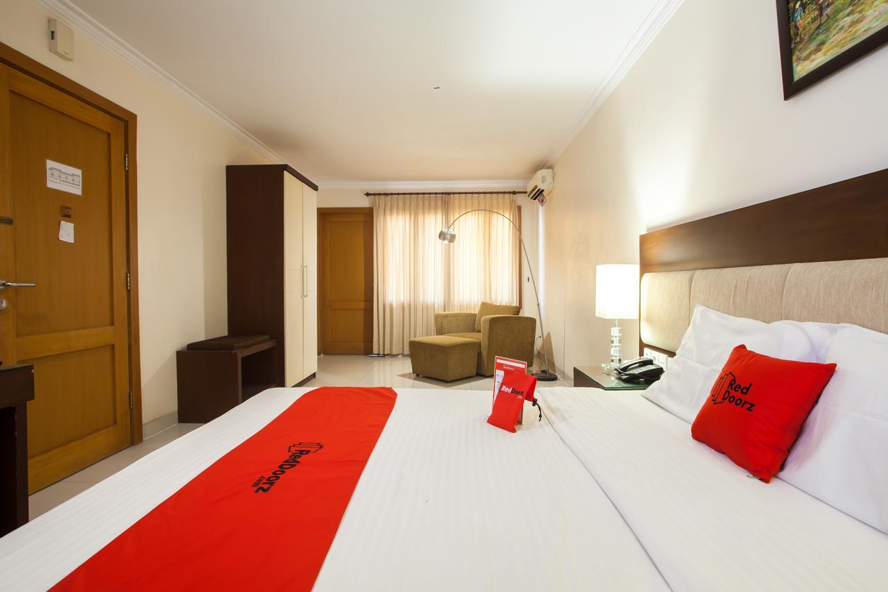 RedDoorz Premium @ Raya Nginden Hotel Wonocolo Bagian luar foto