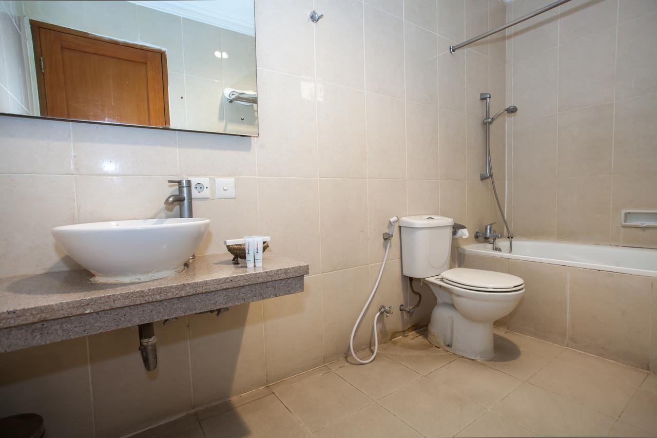 RedDoorz Premium @ Raya Nginden Hotel Wonocolo Bagian luar foto
