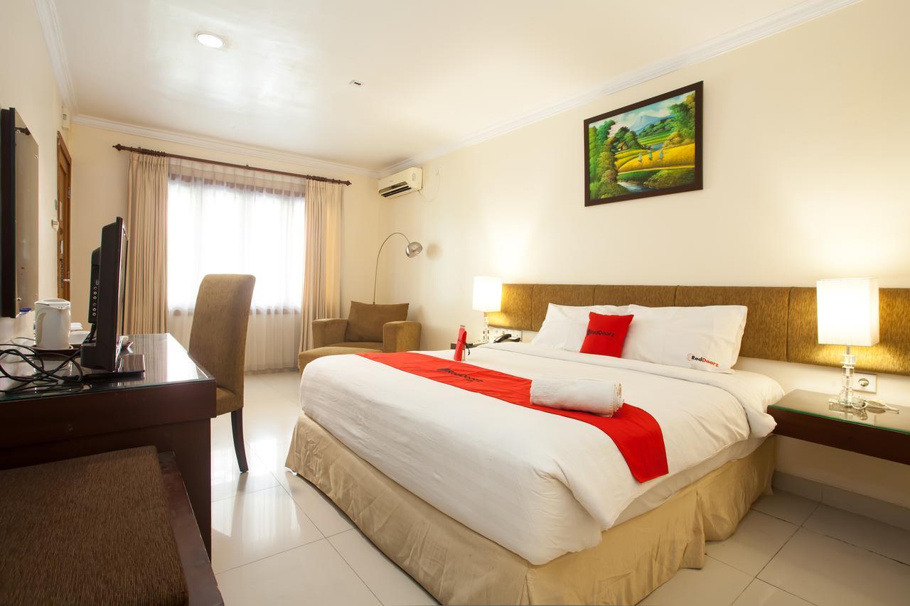 RedDoorz Premium @ Raya Nginden Hotel Wonocolo Bagian luar foto