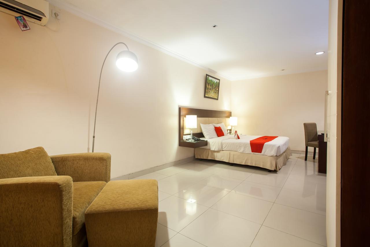 RedDoorz Premium @ Raya Nginden Hotel Wonocolo Bagian luar foto