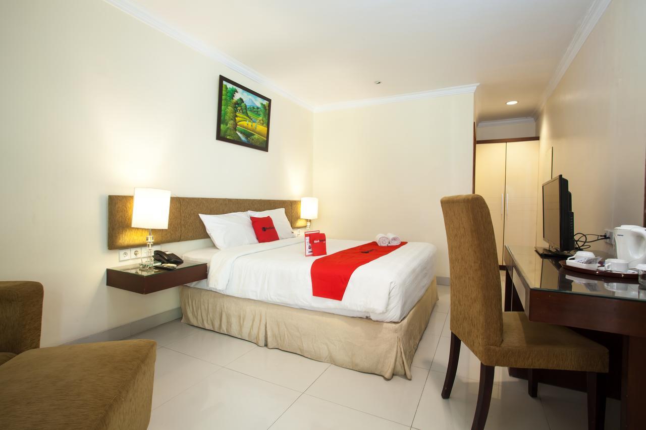RedDoorz Premium @ Raya Nginden Hotel Wonocolo Bagian luar foto