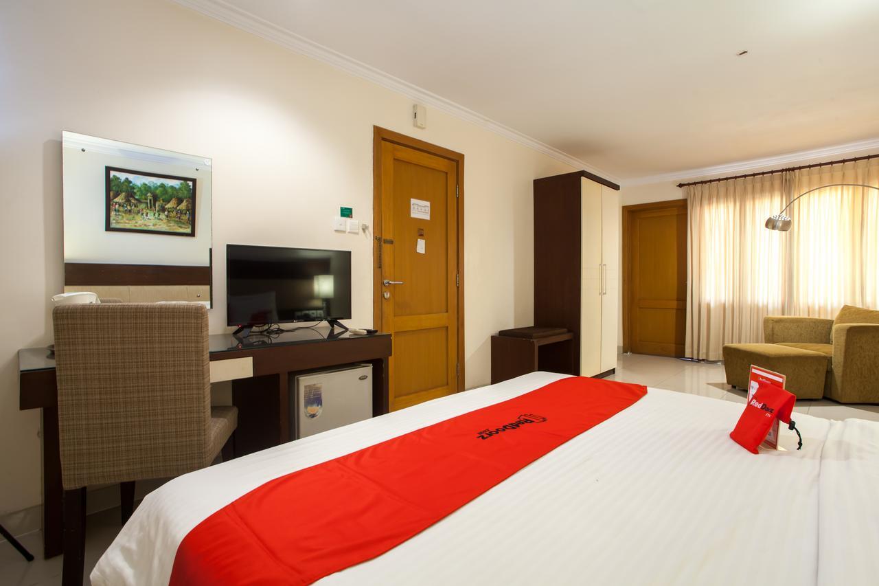 RedDoorz Premium @ Raya Nginden Hotel Wonocolo Bagian luar foto