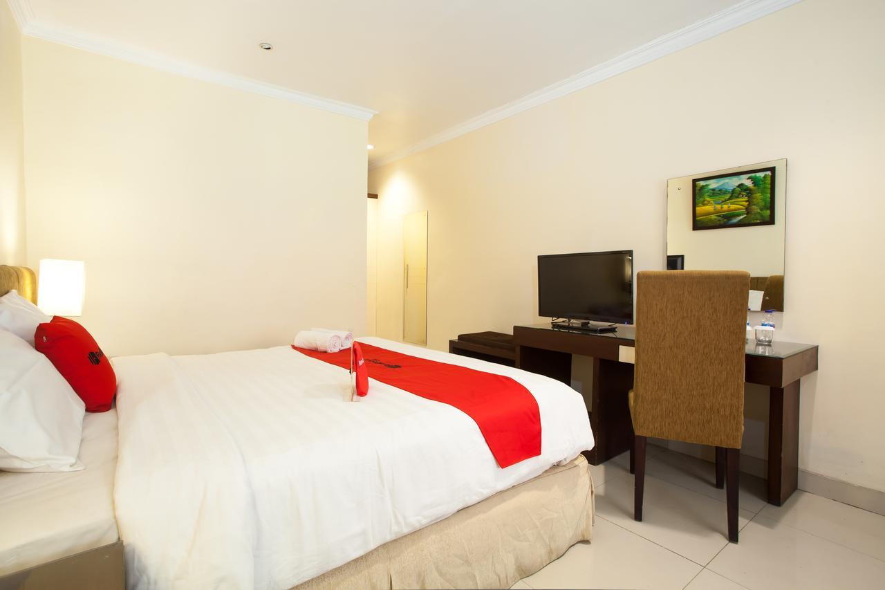 RedDoorz Premium @ Raya Nginden Hotel Wonocolo Bagian luar foto