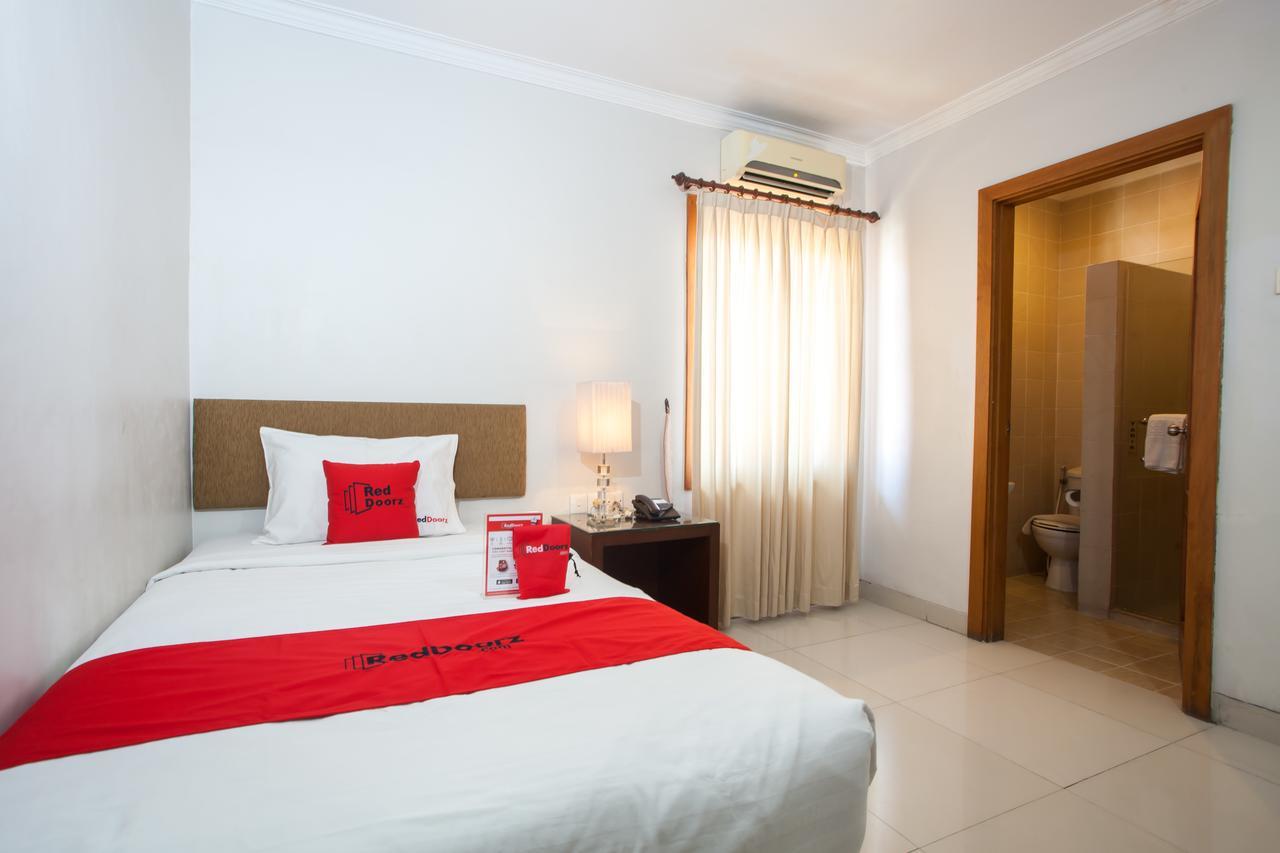 RedDoorz Premium @ Raya Nginden Hotel Wonocolo Bagian luar foto