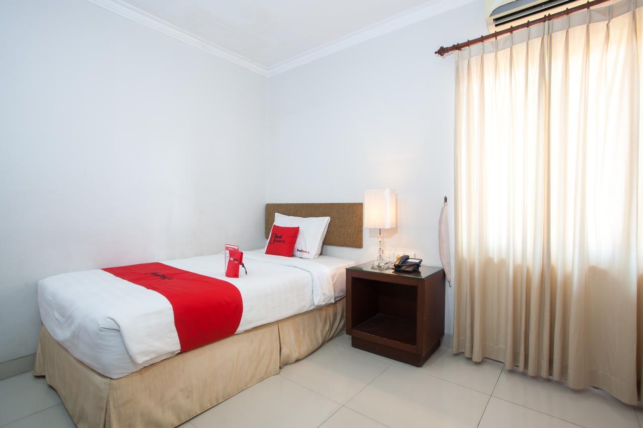 RedDoorz Premium @ Raya Nginden Hotel Wonocolo Bagian luar foto
