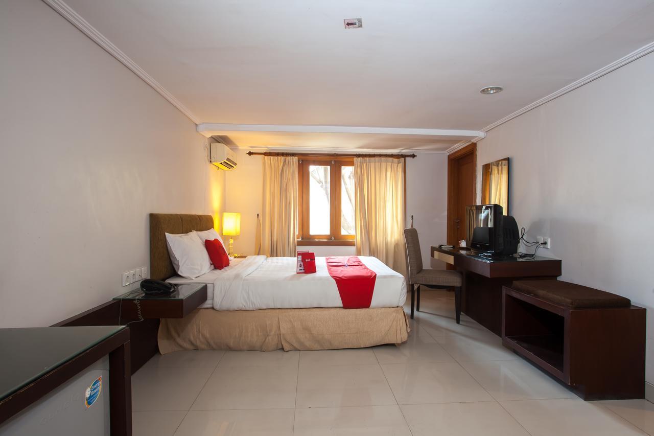 RedDoorz Premium @ Raya Nginden Hotel Wonocolo Bagian luar foto