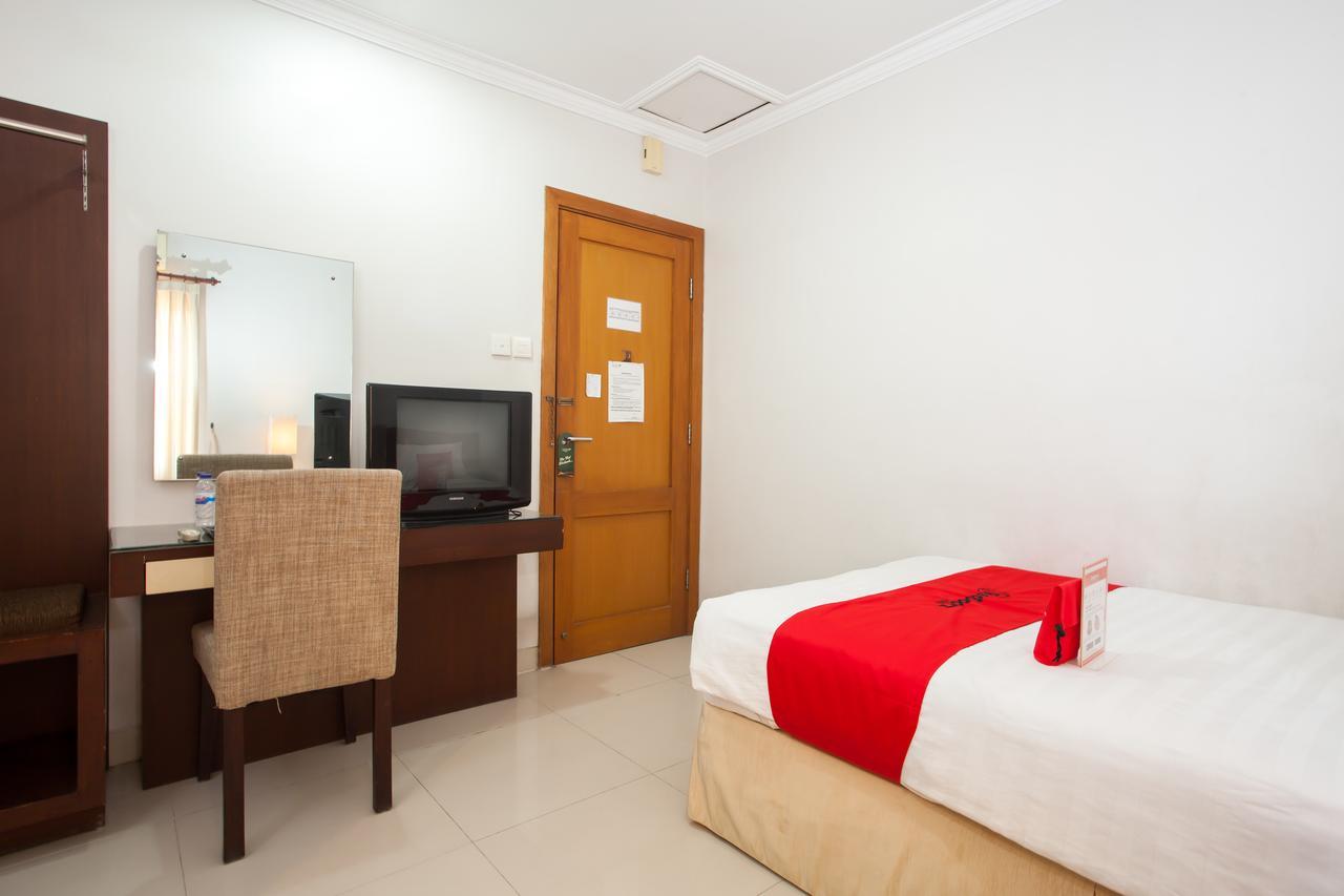 RedDoorz Premium @ Raya Nginden Hotel Wonocolo Bagian luar foto