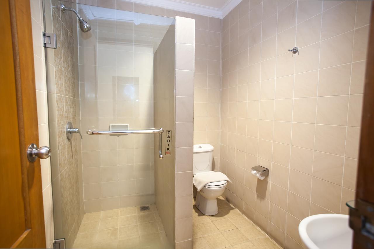 RedDoorz Premium @ Raya Nginden Hotel Wonocolo Bagian luar foto