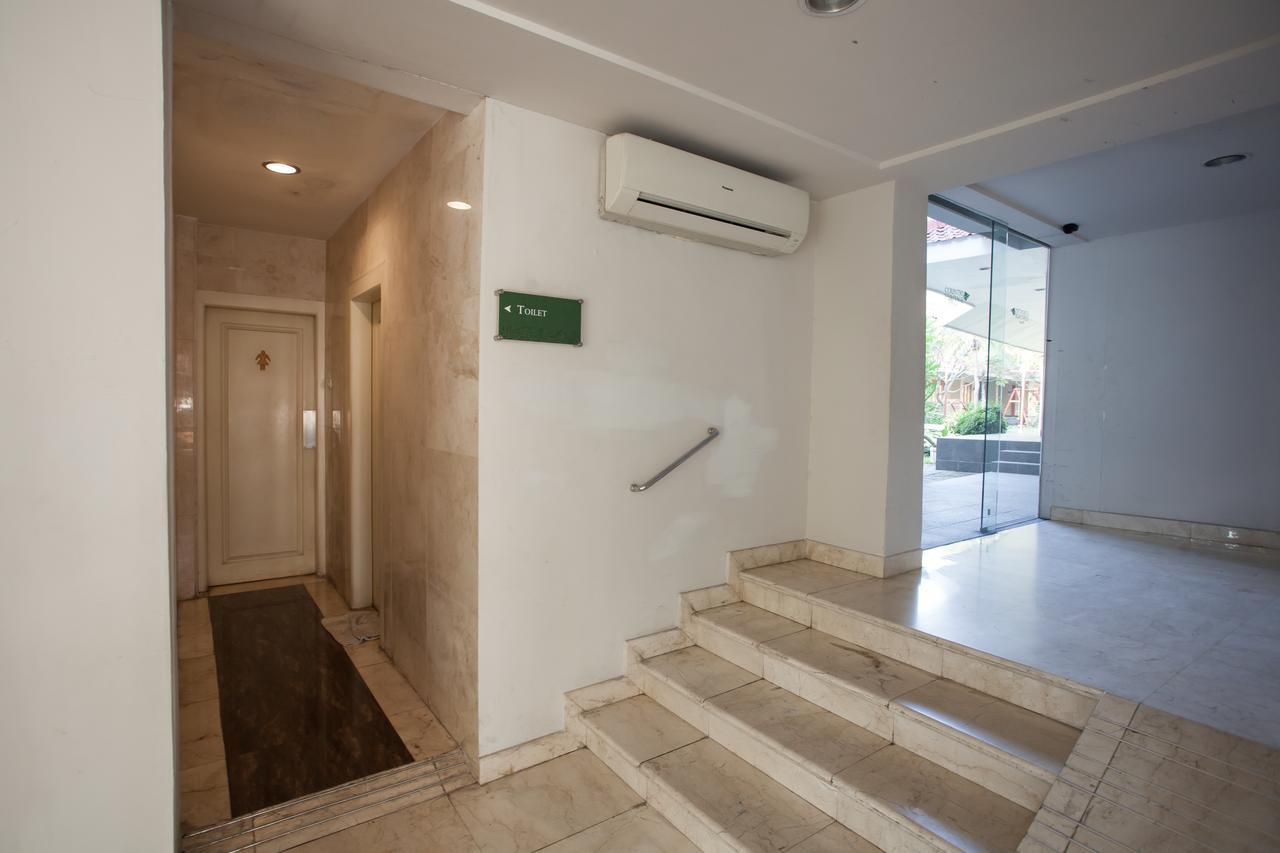 RedDoorz Premium @ Raya Nginden Hotel Wonocolo Bagian luar foto